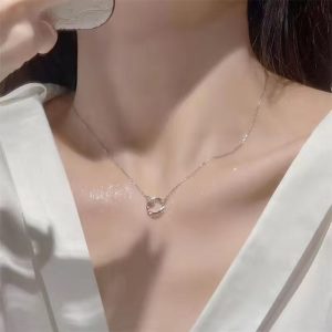 Elegant poem around the neck! This necklace is simple yet elegant, with a delicate chain that follows the contours of your neck, gracefully outlining a soft and graceful silhouette.