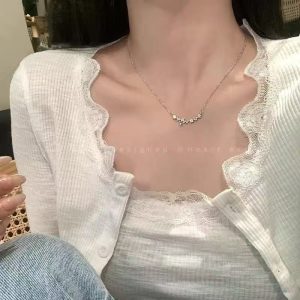 Elegant poem around the neck! This necklace is simple yet elegant, with a delicate chain that follows the contours of your neck, gracefully outlining a soft and graceful silhouette.