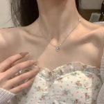 Elegant poem around the neck! This necklace is simple yet elegant, with a delicate chain that follows the contours of your neck, gracefully outlining a soft and graceful silhouette.