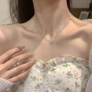 Elegant poem around the neck! This necklace is simple yet elegant, with a delicate chain that follows the contours of your neck, gracefully outlining a soft and graceful silhouette.