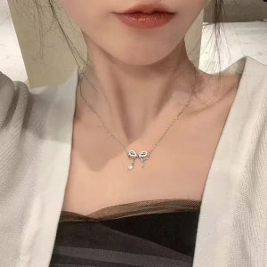 Elegant poem around the neck! This necklace is simple yet elegant, with a delicate chain that follows the contours of your neck, gracefully outlining a soft and graceful silhouette.
