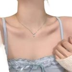 Elegant poem around the neck! This necklace is simple yet elegant, with a delicate chain that follows the contours of your neck, gracefully outlining a soft and graceful silhouette.