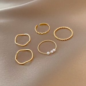 Unlock the new fashion in your wrist! This set of gold rings offers a variety of styles to meet different needs.